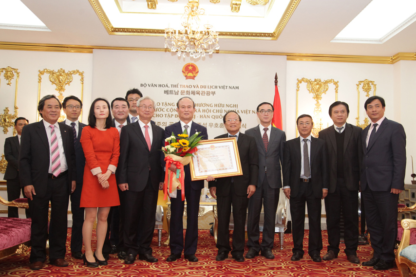 Tap Doan Cj Nhan Huan Chuong Huu Nghi 02