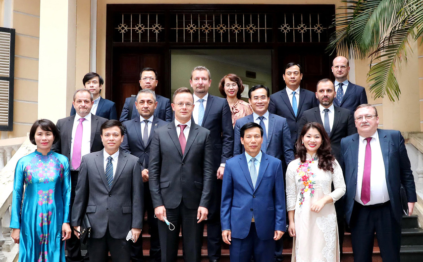 Tiep Bt Ngoaigiao Hungary 01