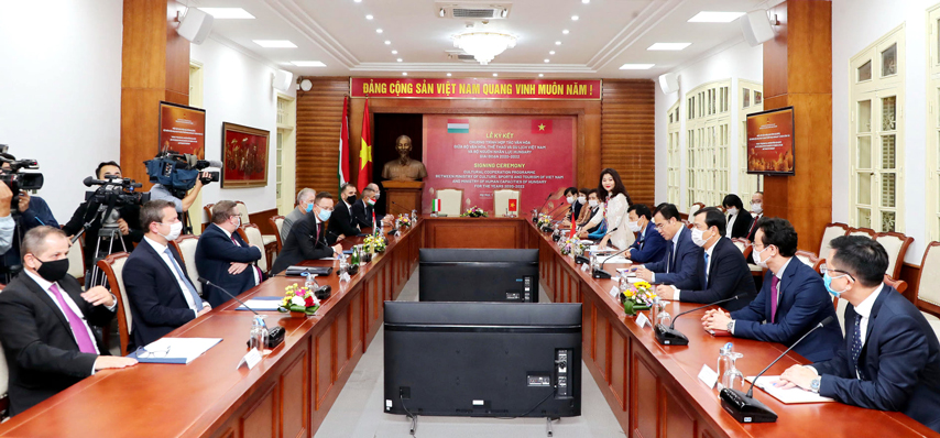 Tiep Bt Ngoaigiao Hungary 02