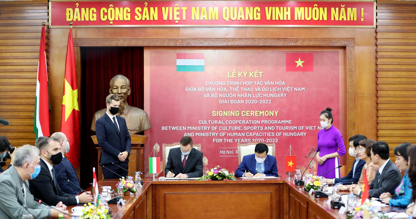 Tiep Bt Ngoaigiao Hungary 04