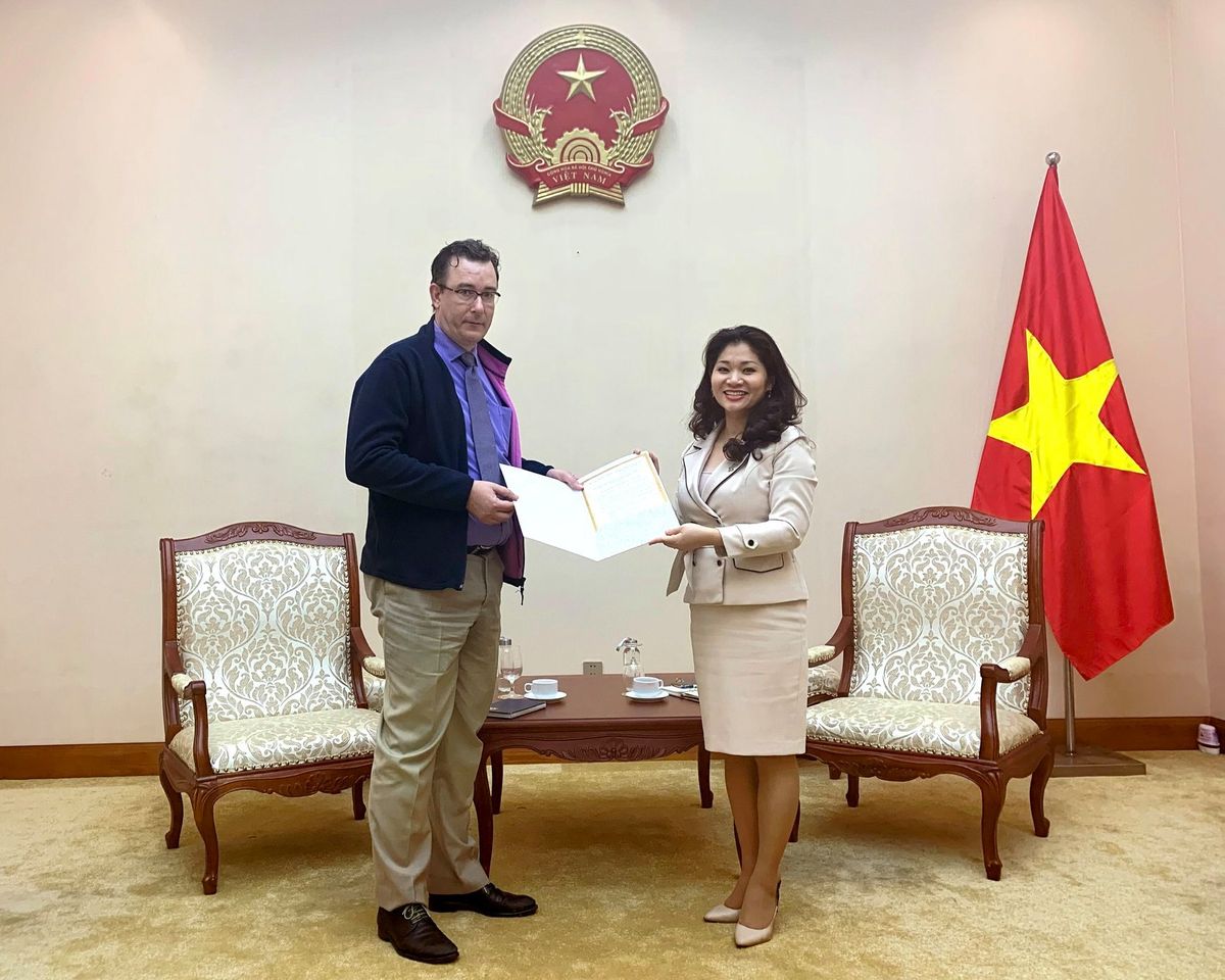 Trao Chung Nhan Vien Phap 01