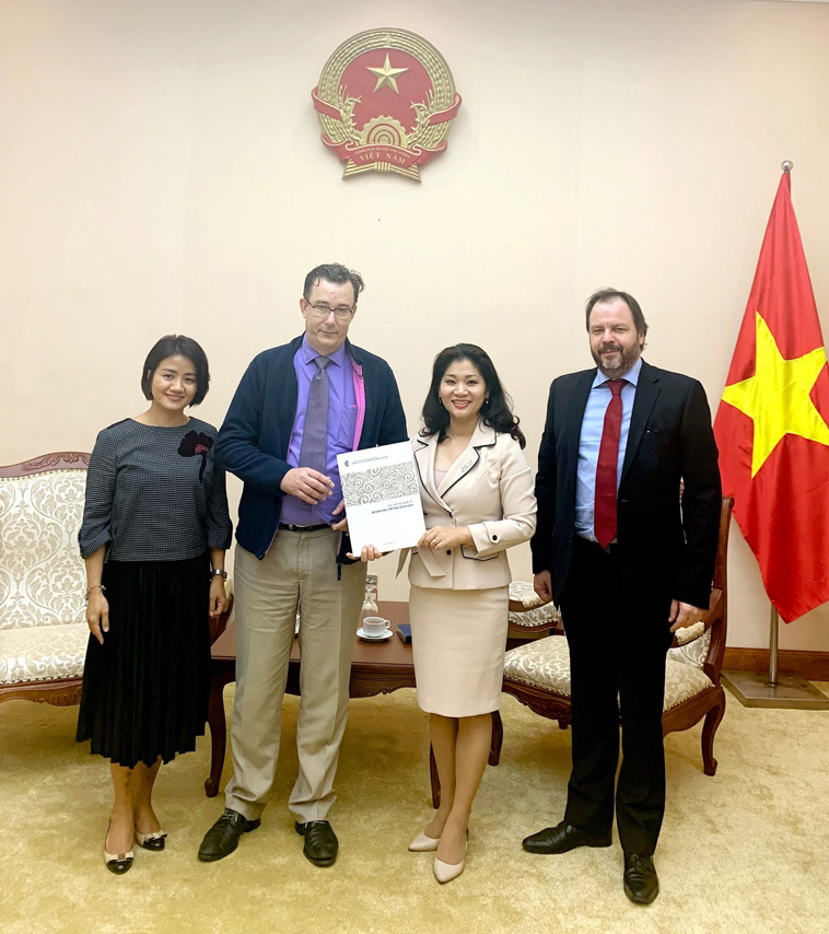 Trao Chung Nhan Vien Phap 02