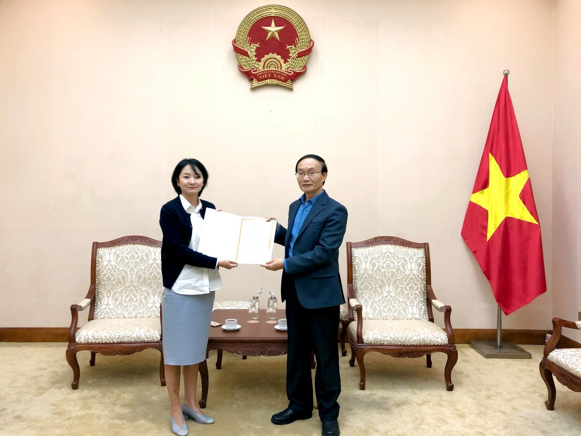 Trao Giay Chung Nhan Ttvh Hq 02