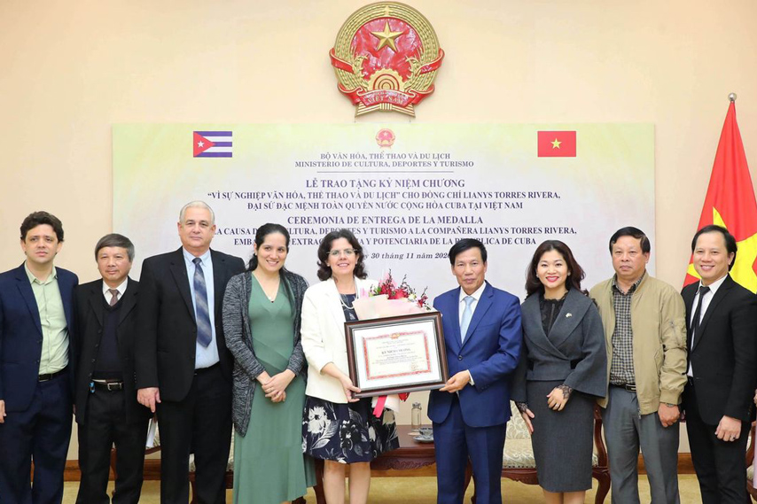 Trao Ky Niem Chuong Ds Cuba 01