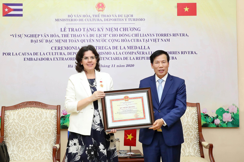 Trao Ky Niem Chuong Ds Cuba 02