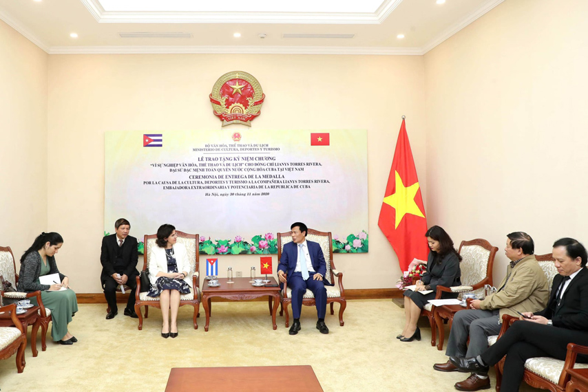 Trao Ky Niem Chuong Ds Cuba 04