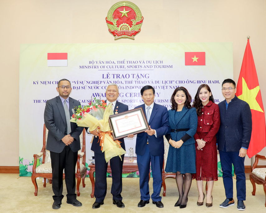 Trao Ky Niem Chuong Ds Indo 01