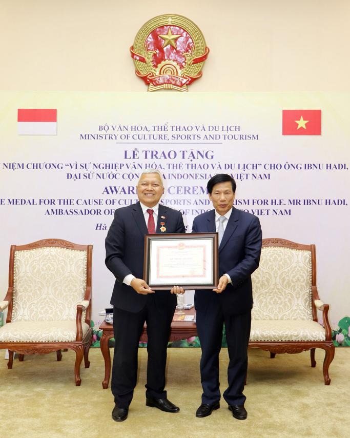 Trao Ky Niem Chuong Ds Indo 02