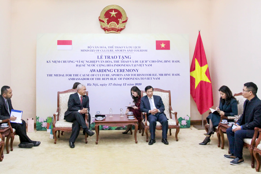 Trao Ky Niem Chuong Ds Indo 03