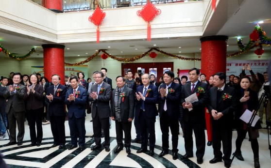 Trien Lam Tranh Tet Vn Tq 01