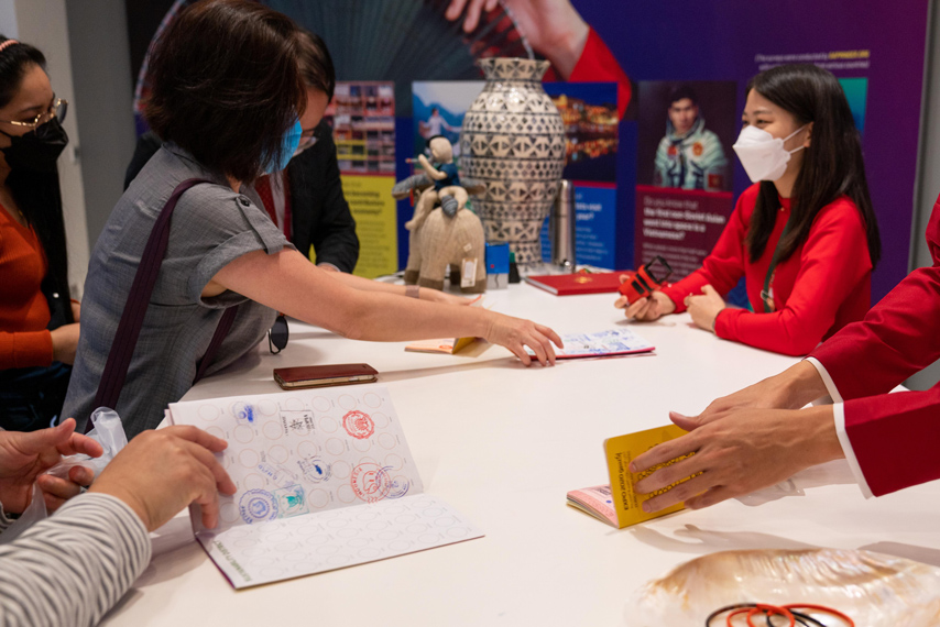 Khach Tham Quan Nha Trien Lam Viet Nam