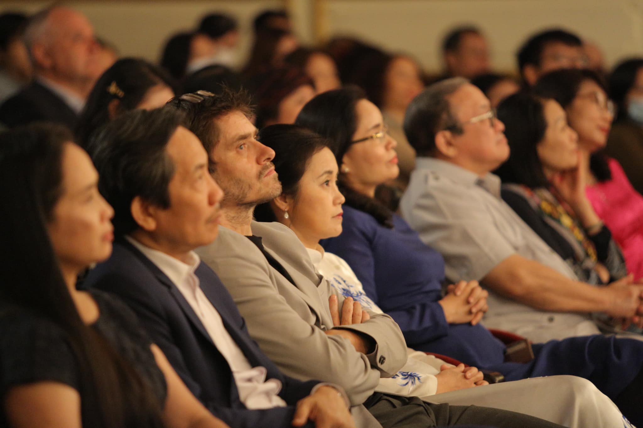 Hoa Nhac La Con Gai Toa Sang 04