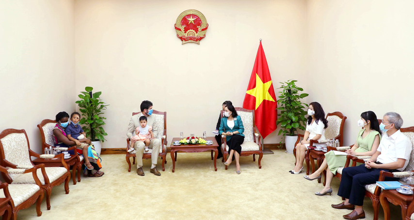 Trao Ky Niem Chuong Cho Ong Michael Croft 01