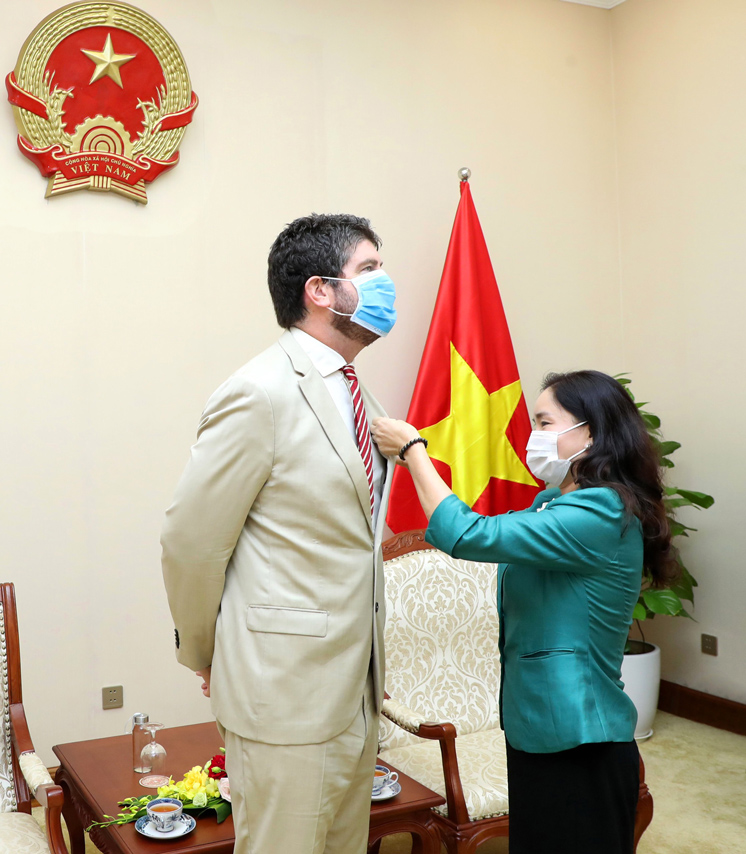 Trao Ky Niem Chuong Cho Ong Michael Croft 02