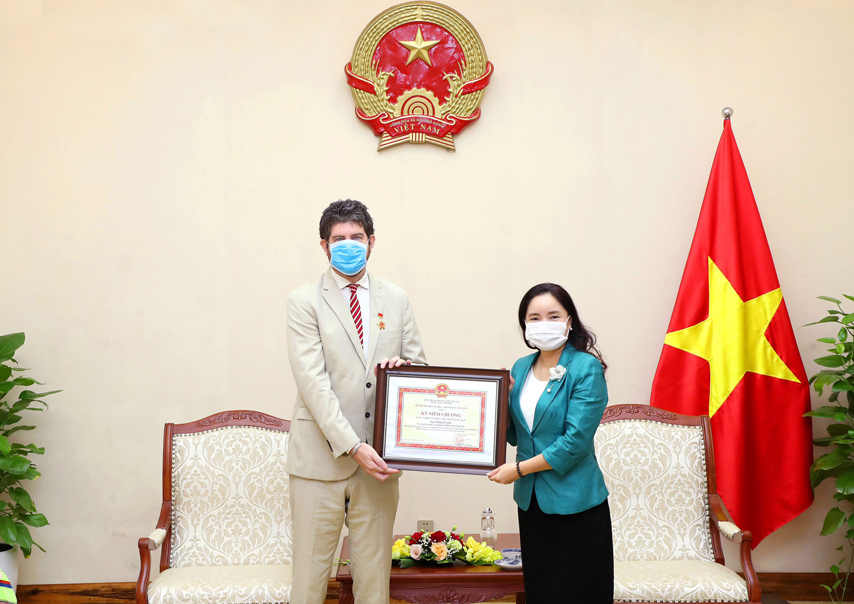 Trao Ky Niem Chuong Cho Ong Michael Croft 03