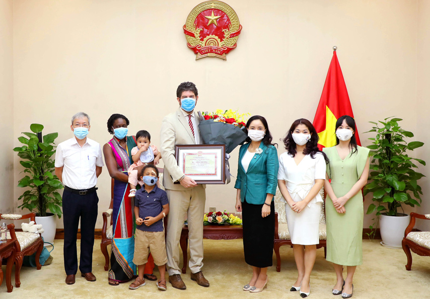 Trao Ky Niem Chuong Cho Ong Michael Croft 04