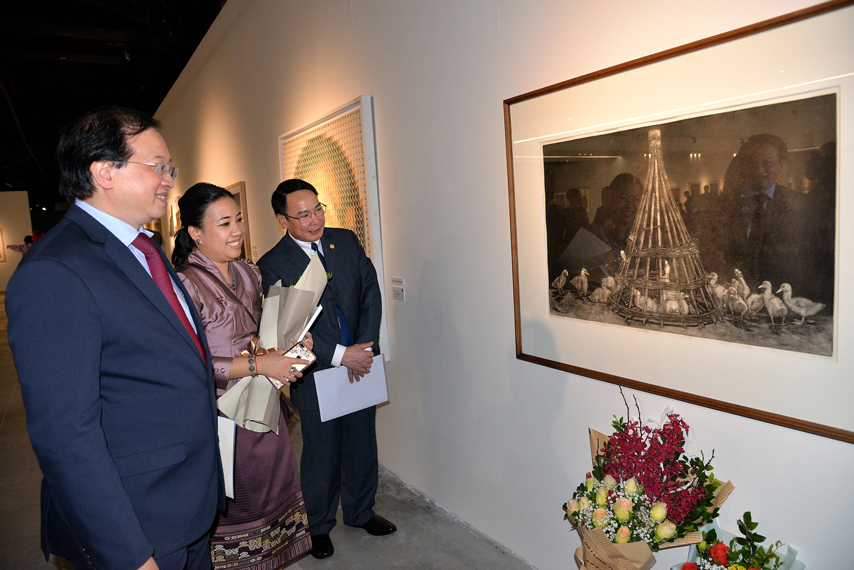 Trien Lam Tranh Do Hoa Lan 3 04