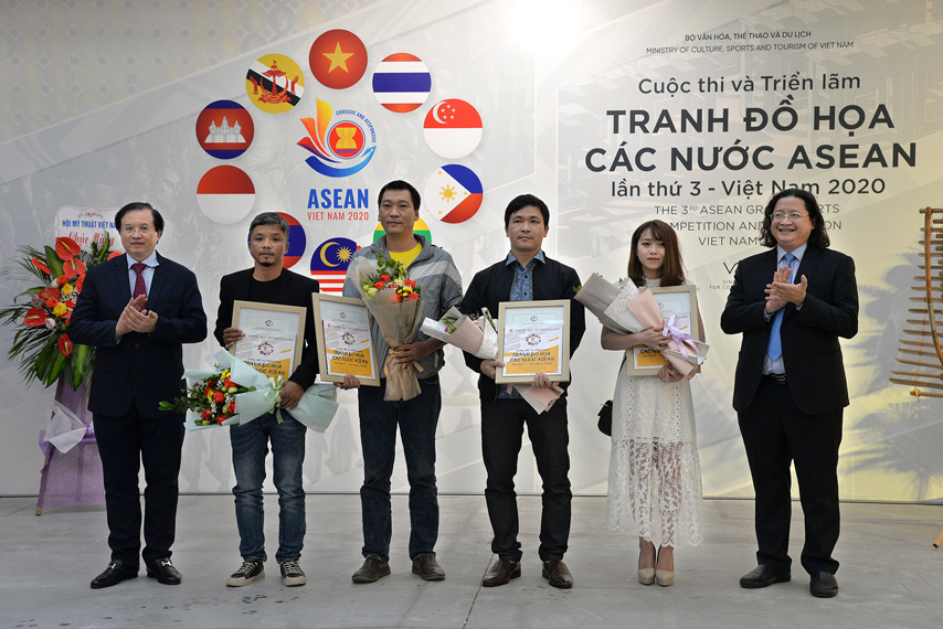 Trien Lam Tranh Do Hoa Lan 3 07