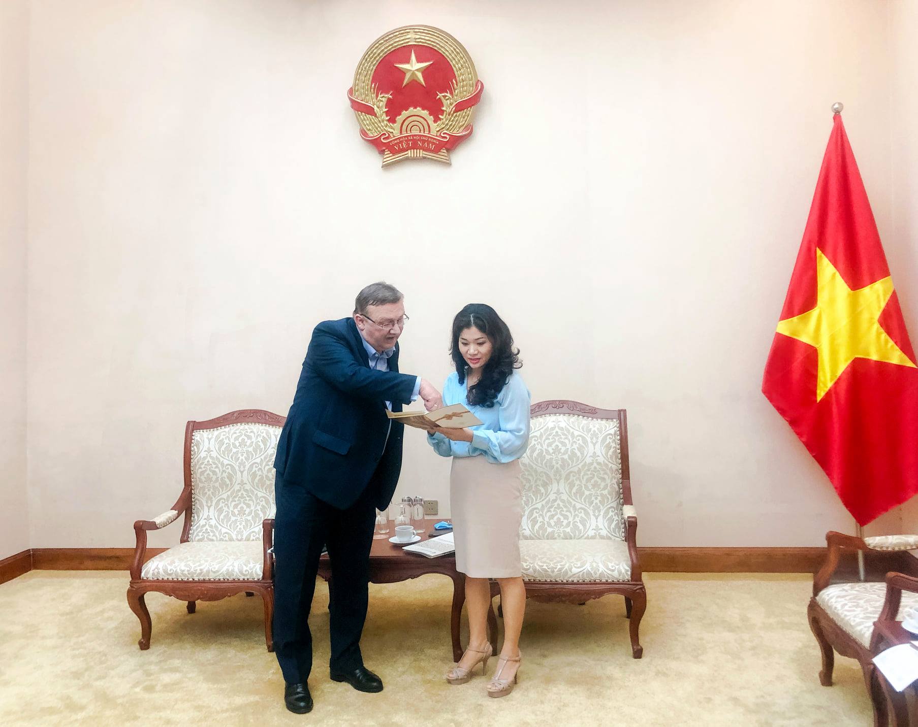 Cuc Truong Nguyen Phuong Hoa Lam Viec Voi Ds Hungary 2020 02