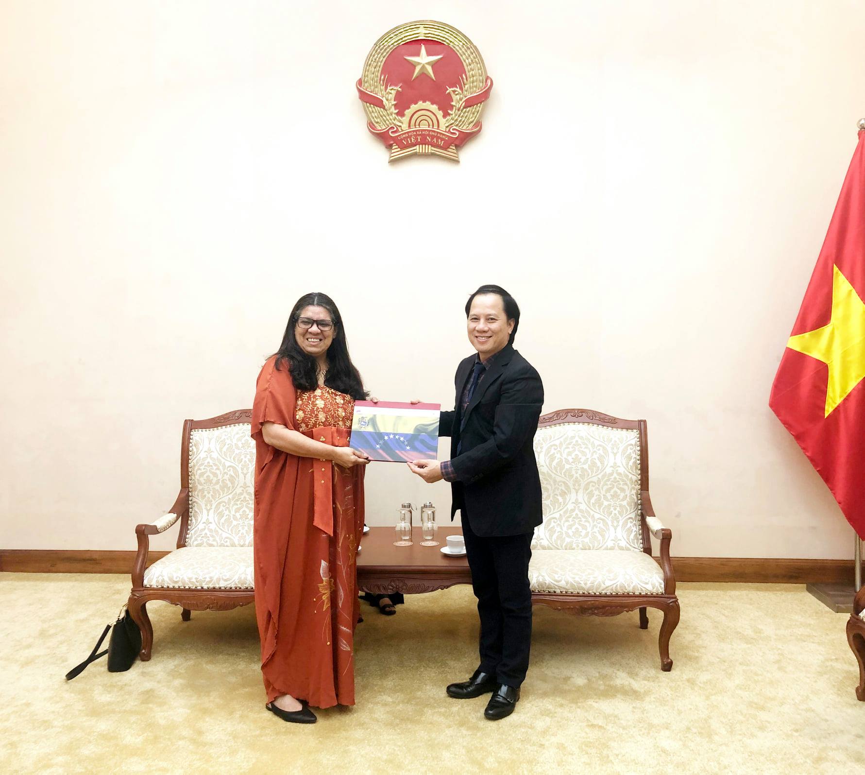 Pct Tnhoang Lam Viec Voi Dsq Venezuela 01