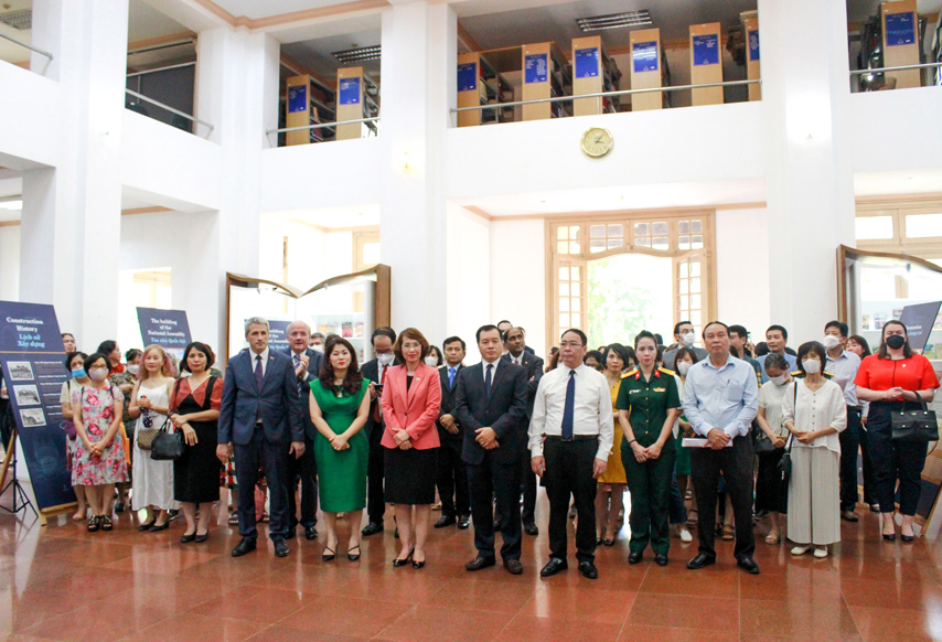 Tl Nha Quoc Hoi Hungary 04