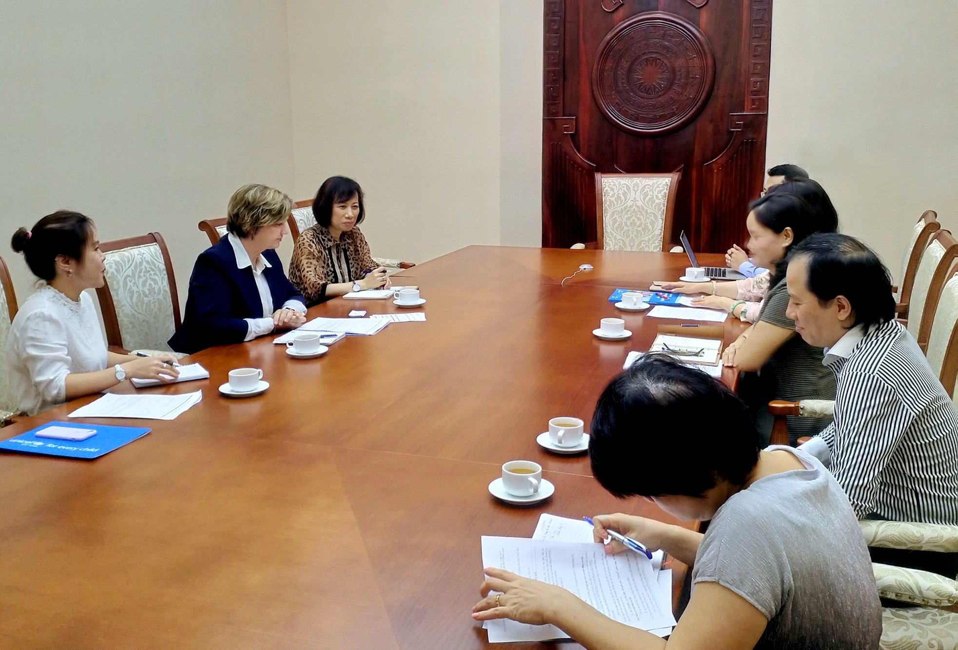 Tt Trinh Thi Thuy Lam Viec Voi Truong Dai Dien Unicef Vn 02