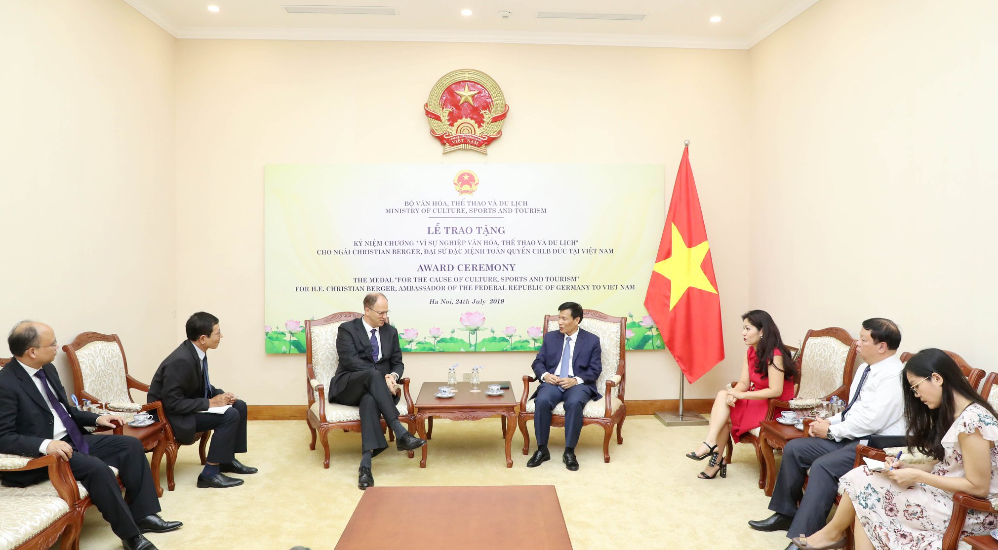 Trao Knc Cho Ds Duc 2019 01