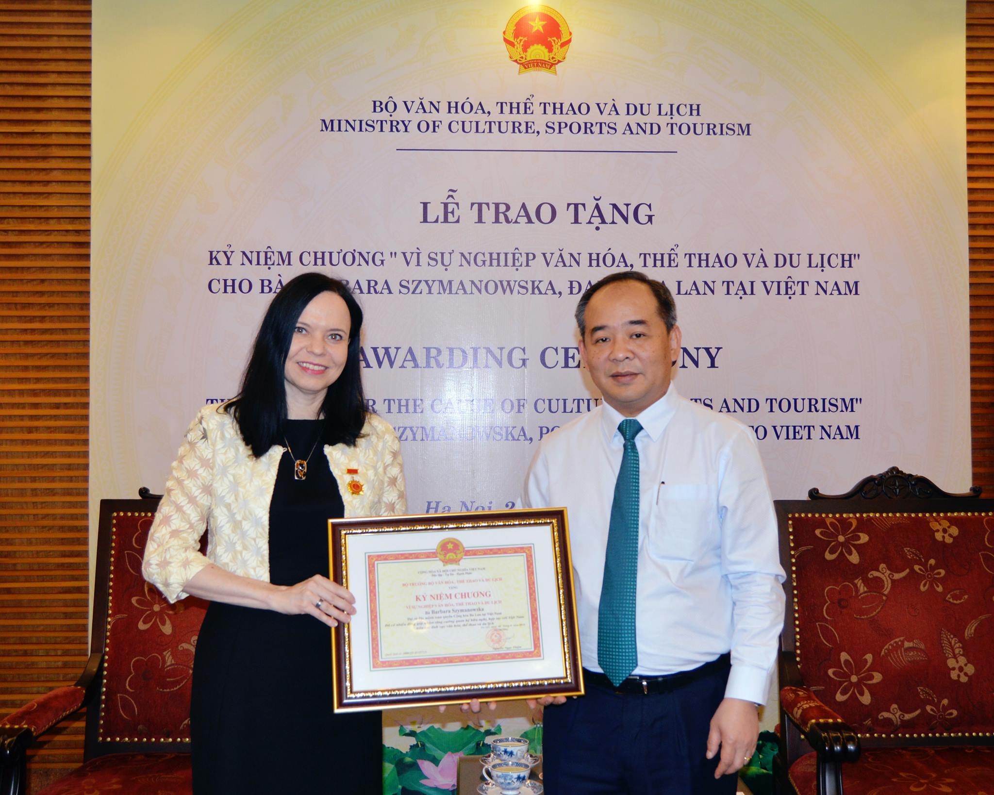 Trao Ky Niem Chuong Ds Balan Barbara Szymanowska 02