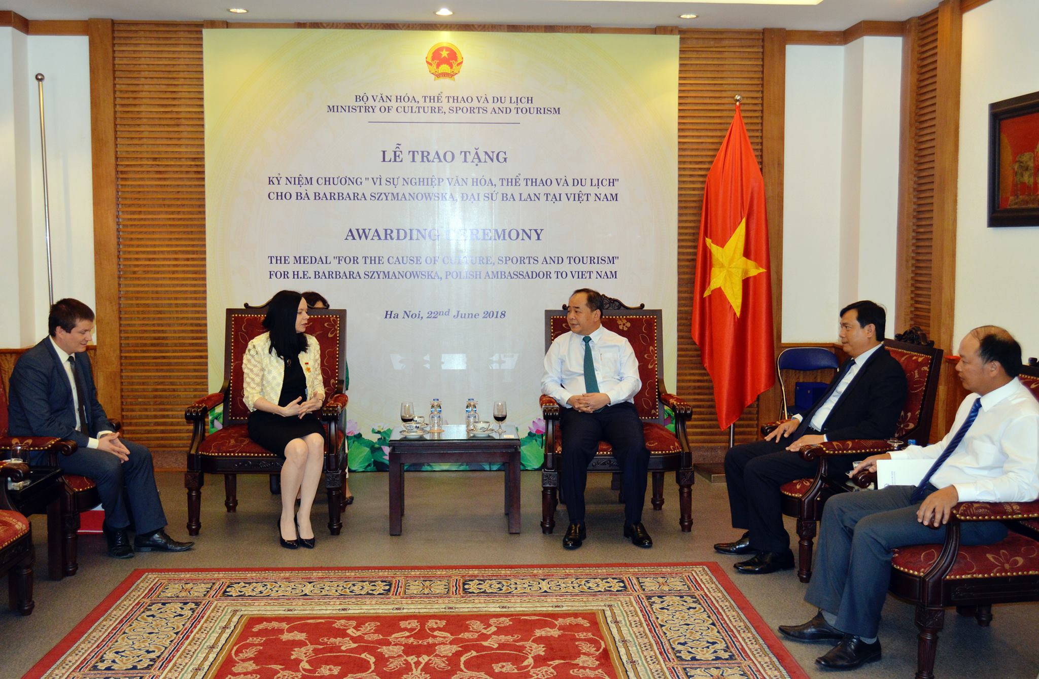 Trao Ky Niem Chuong Ds Balan Barbara Szymanowska 04