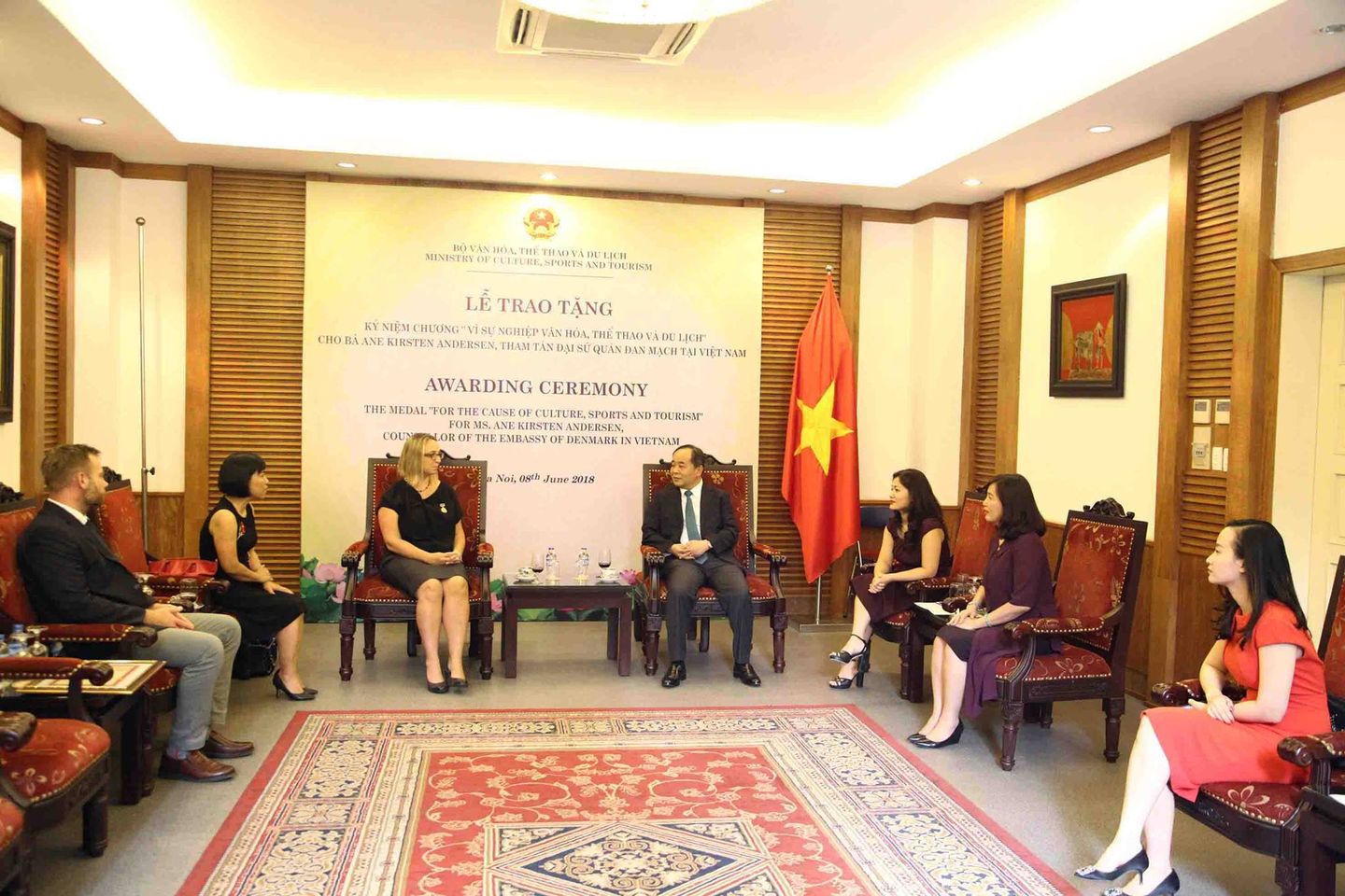 Trao Ky Niem Chuong Ds Dan Mach Ane Kirsten Andersen 01