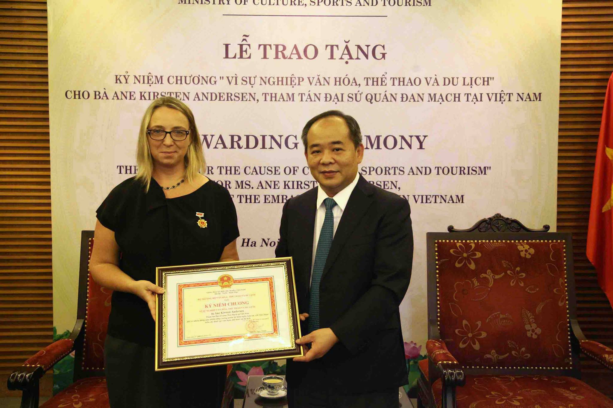 Trao Ky Niem Chuong Ds Dan Mach Ane Kirsten Andersen 03