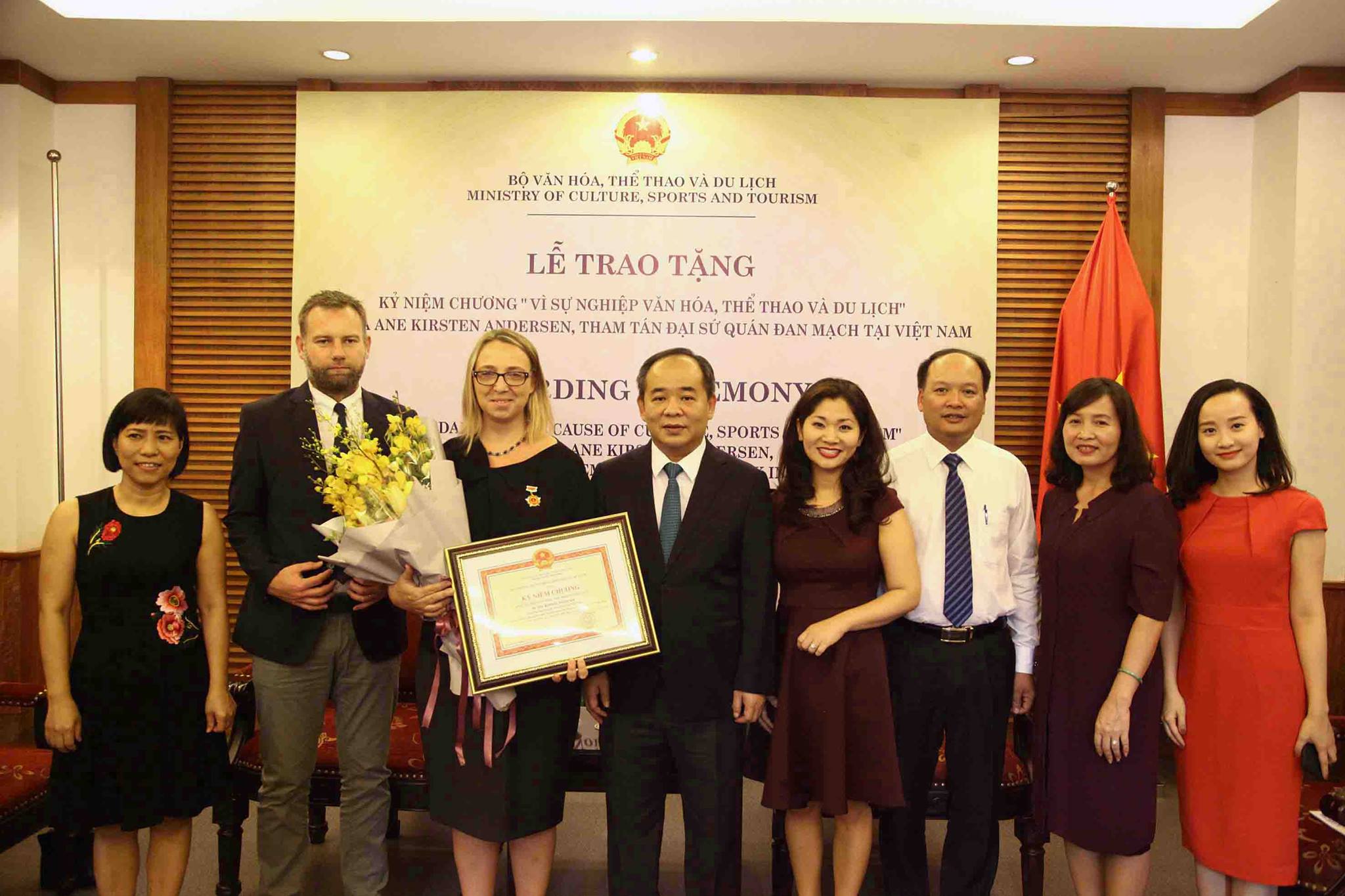 Trao Ky Niem Chuong Ds Dan Mach Ane Kirsten Andersen 04