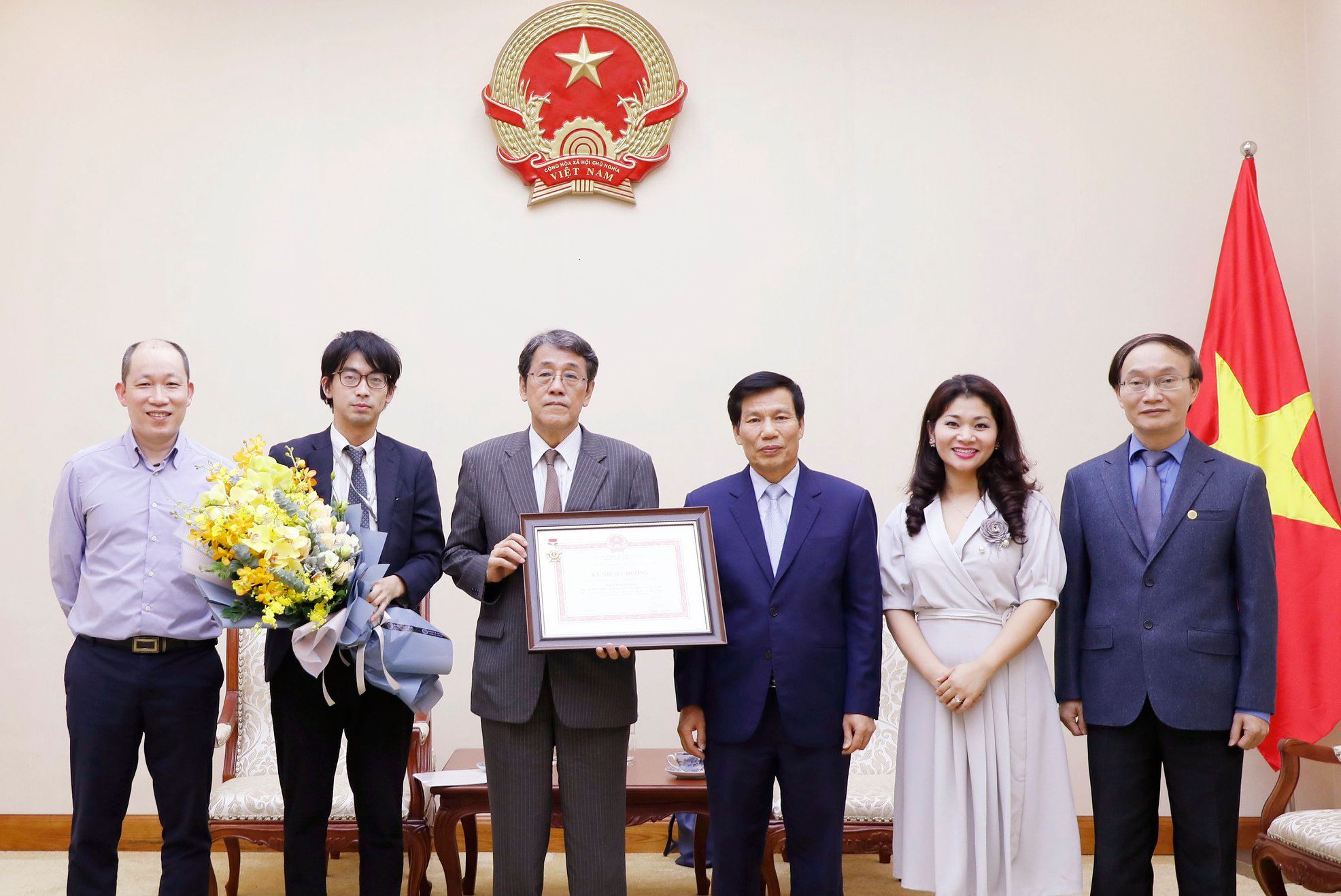 Trao Ky Niem Chuong Ong Umedakunio 01