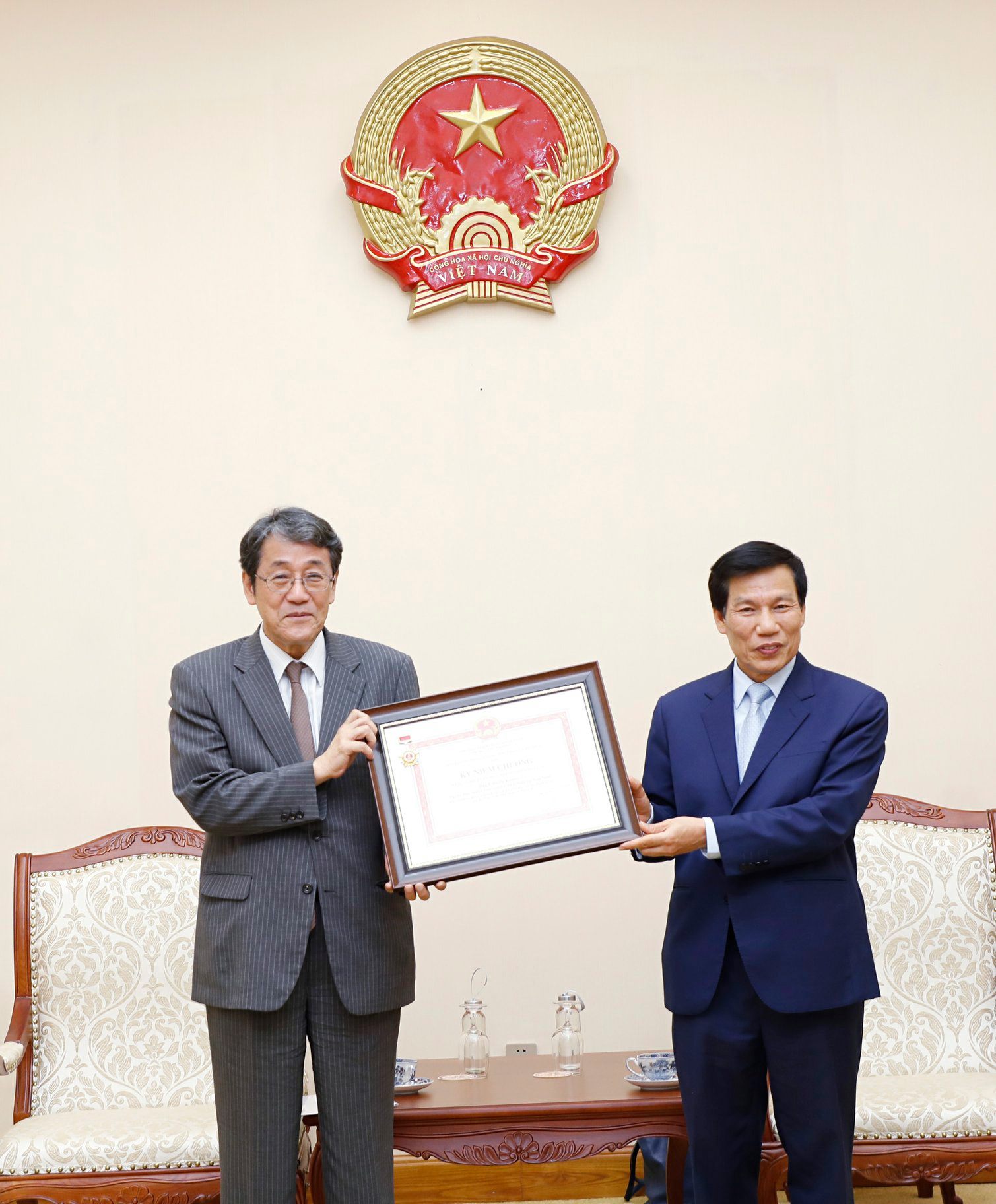 Trao Ky Niem Chuong Ong Umedakunio 02