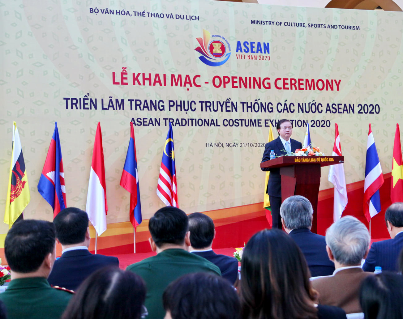 Trien Lam Trang Phuc Truyen Thong Asean 2020 02