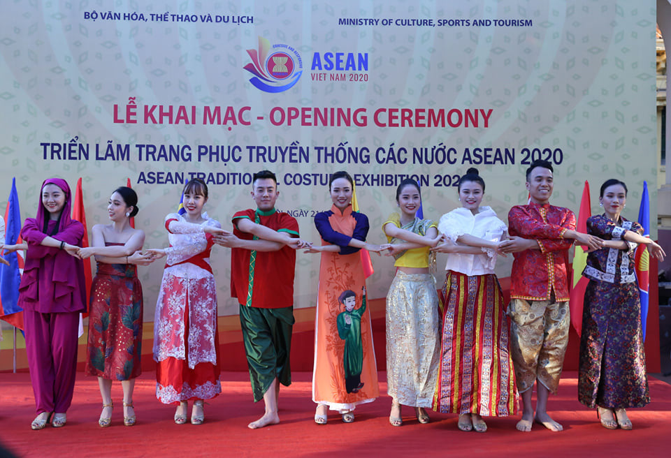 Trien Lam Trang Phuc Truyen Thong Asean 2020 04