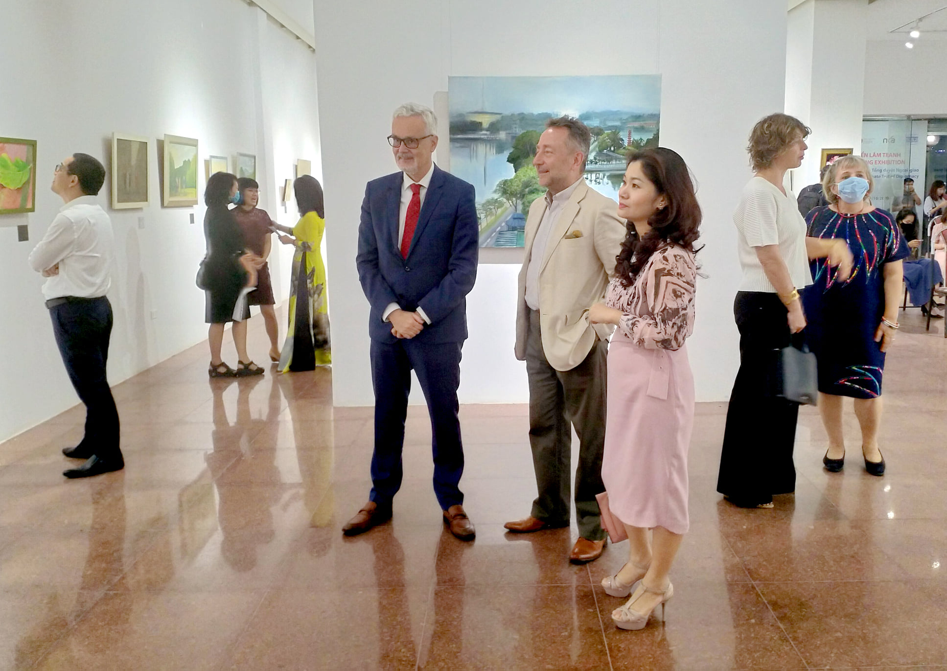 Trien Lam Tranh Nghe Thuat Cuoc Tong Duyet Ngoai Giao 02