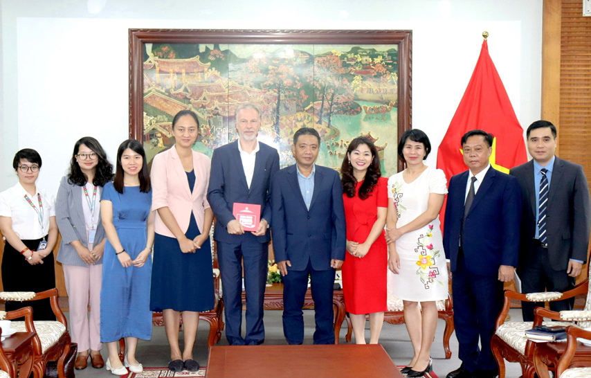 Thuc Day Hop Tac Vh Voi Uneco 03