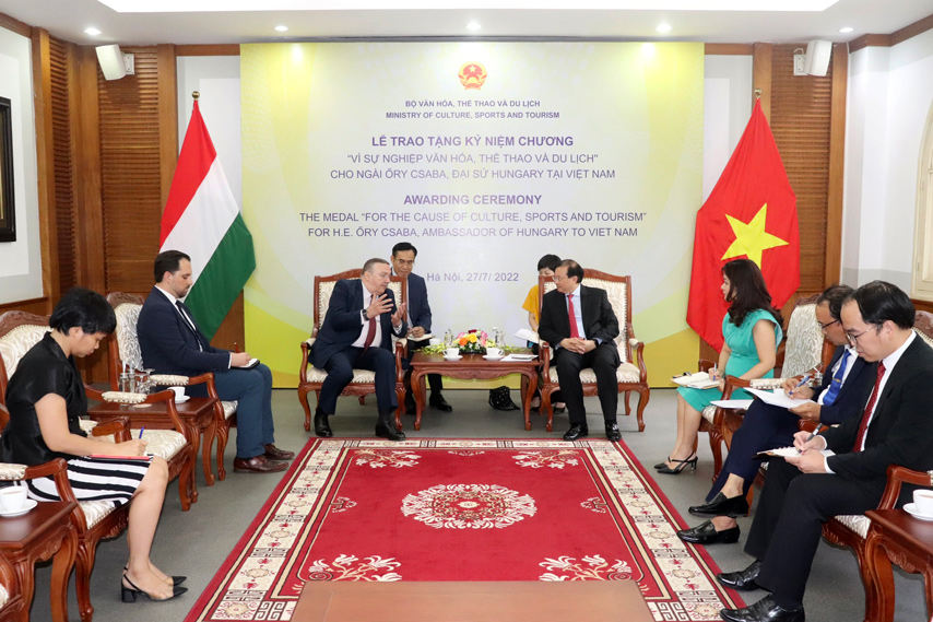 Trao Knc Ds Hungary 01