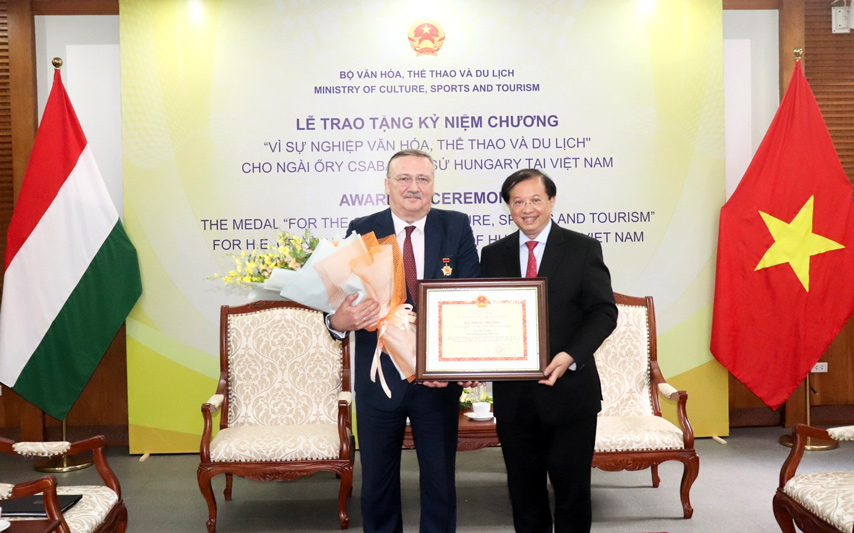 Trao Knc Ds Hungary 02