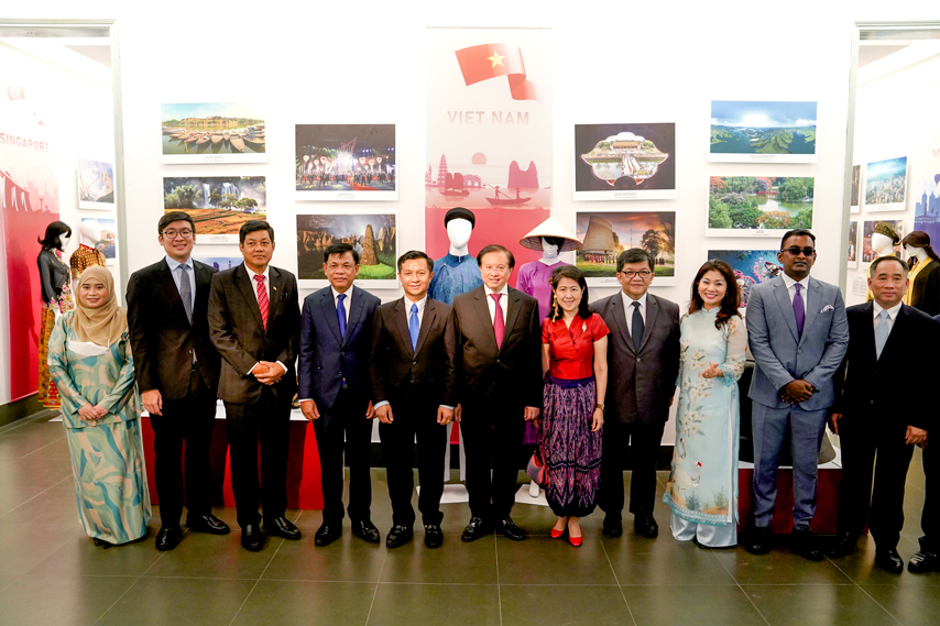 Trien Lam Sac Mau Van Asean 06