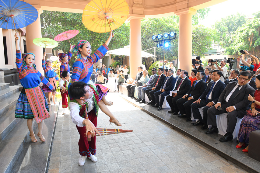 Trien Lam Sac Mau Van Asean 08