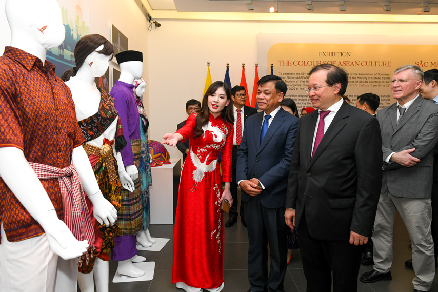 Trien Lam Sac Mau Van Asean 11