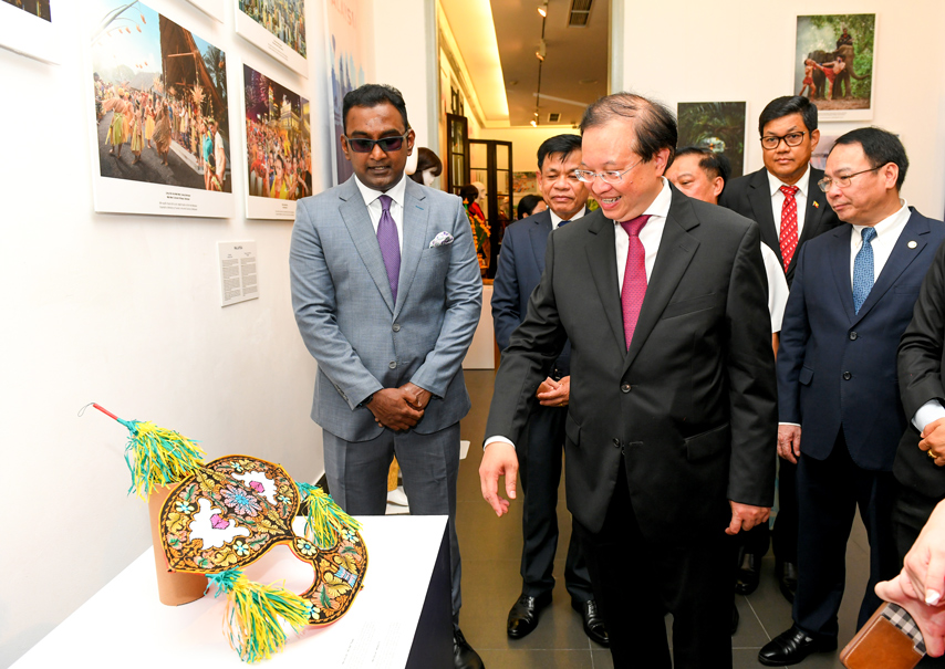 Trien Lam Sac Mau Van Asean 12