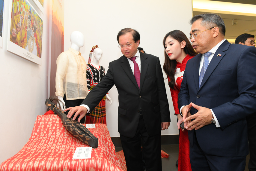 Trien Lam Sac Mau Van Asean 13