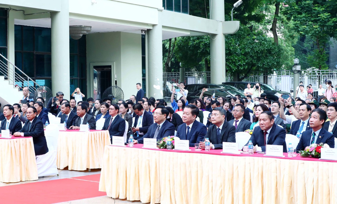 Trien Lam Tinh Huu Nghi Lao Viet 01