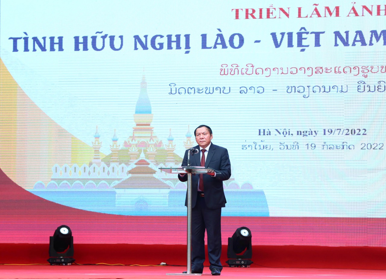 Trien Lam Tinh Huu Nghi Lao Viet 03