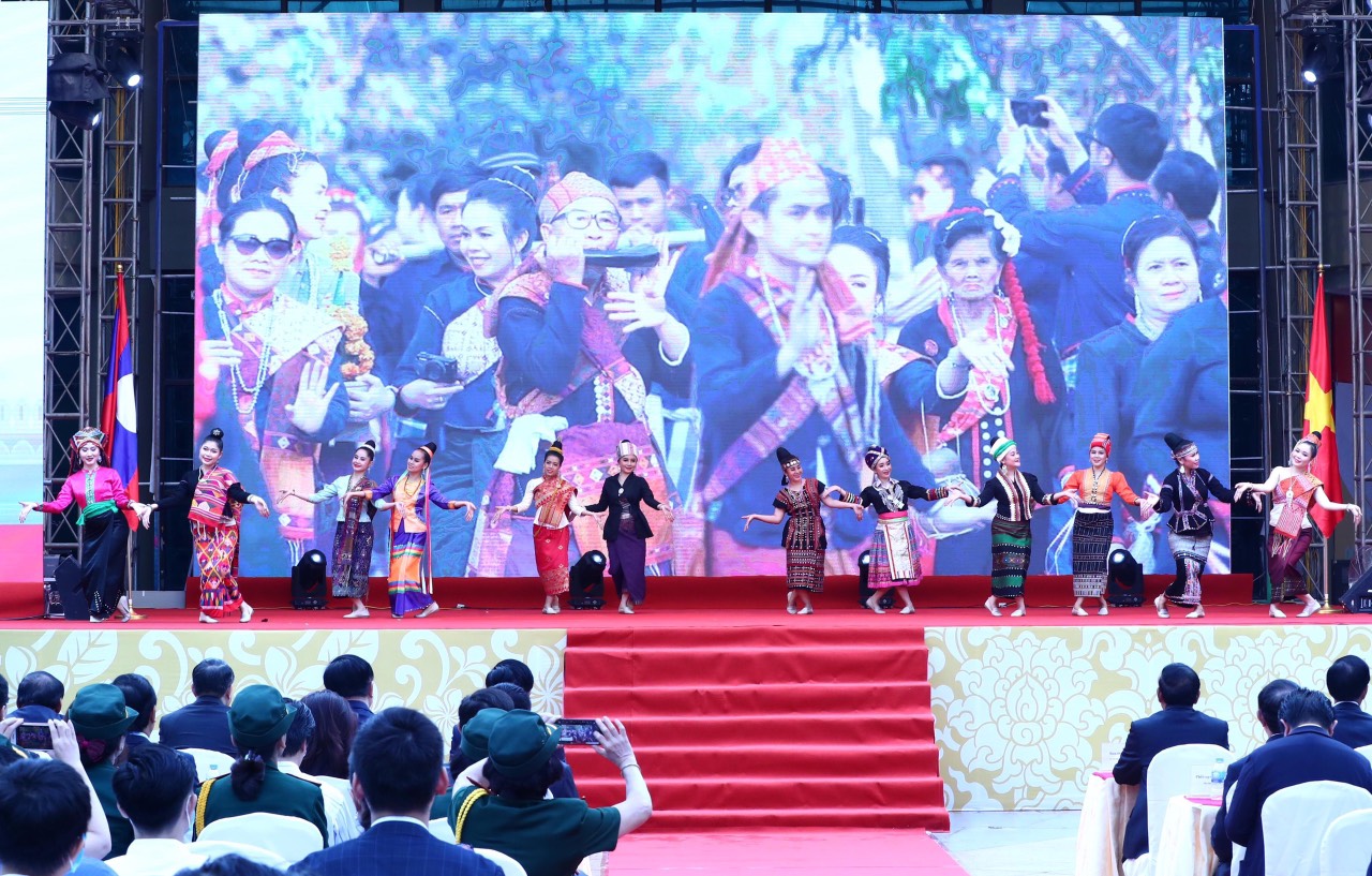 Trien Lam Tinh Huu Nghi Lao Viet 05