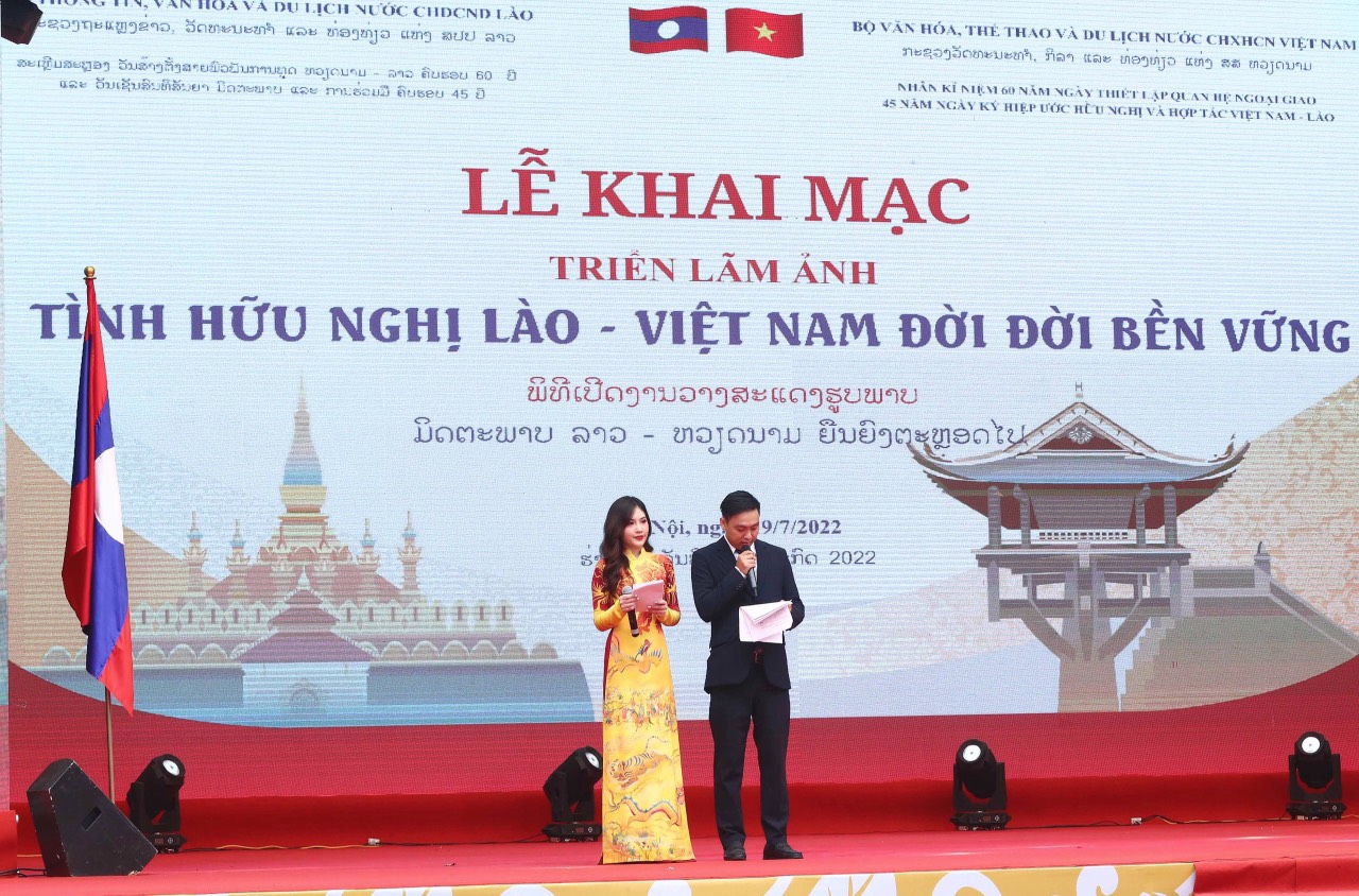 Trien Lam Tinh Huu Nghi Lao Viet 06