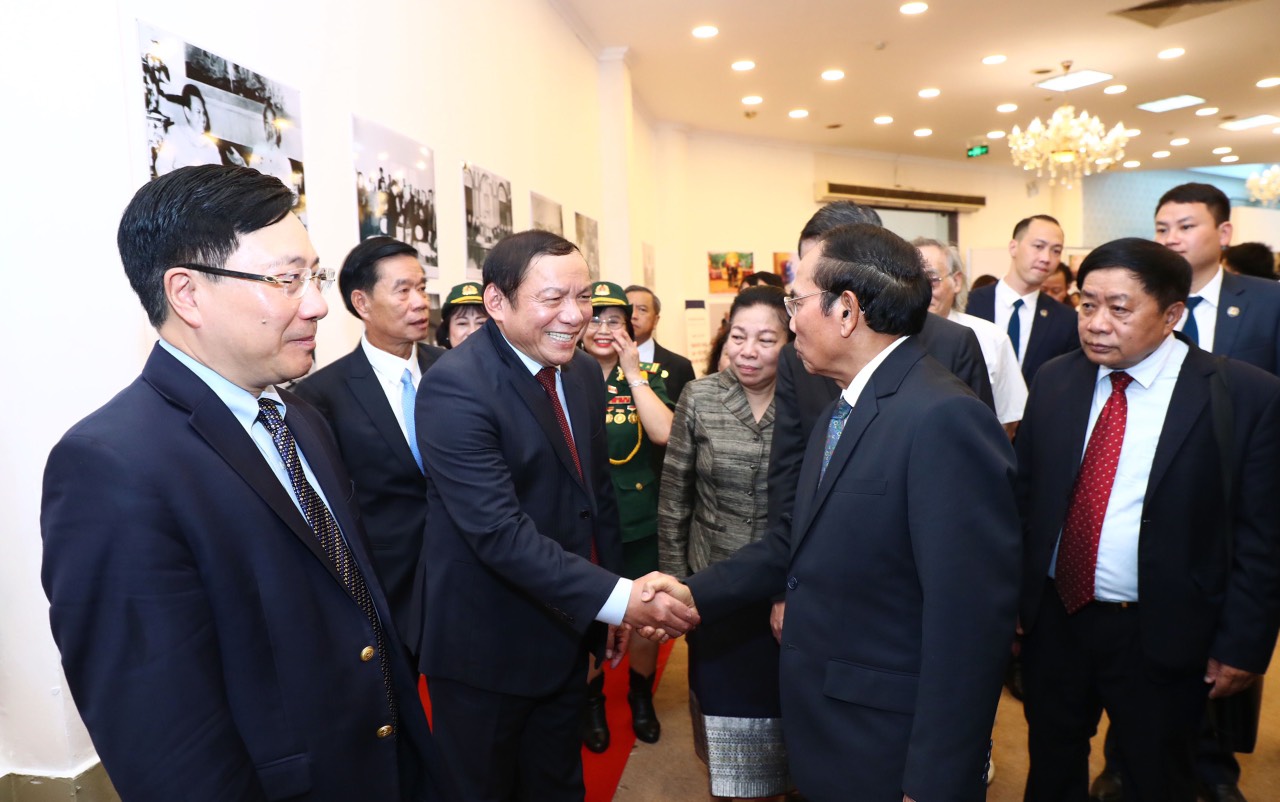 Trien Lam Tinh Huu Nghi Lao Viet 07